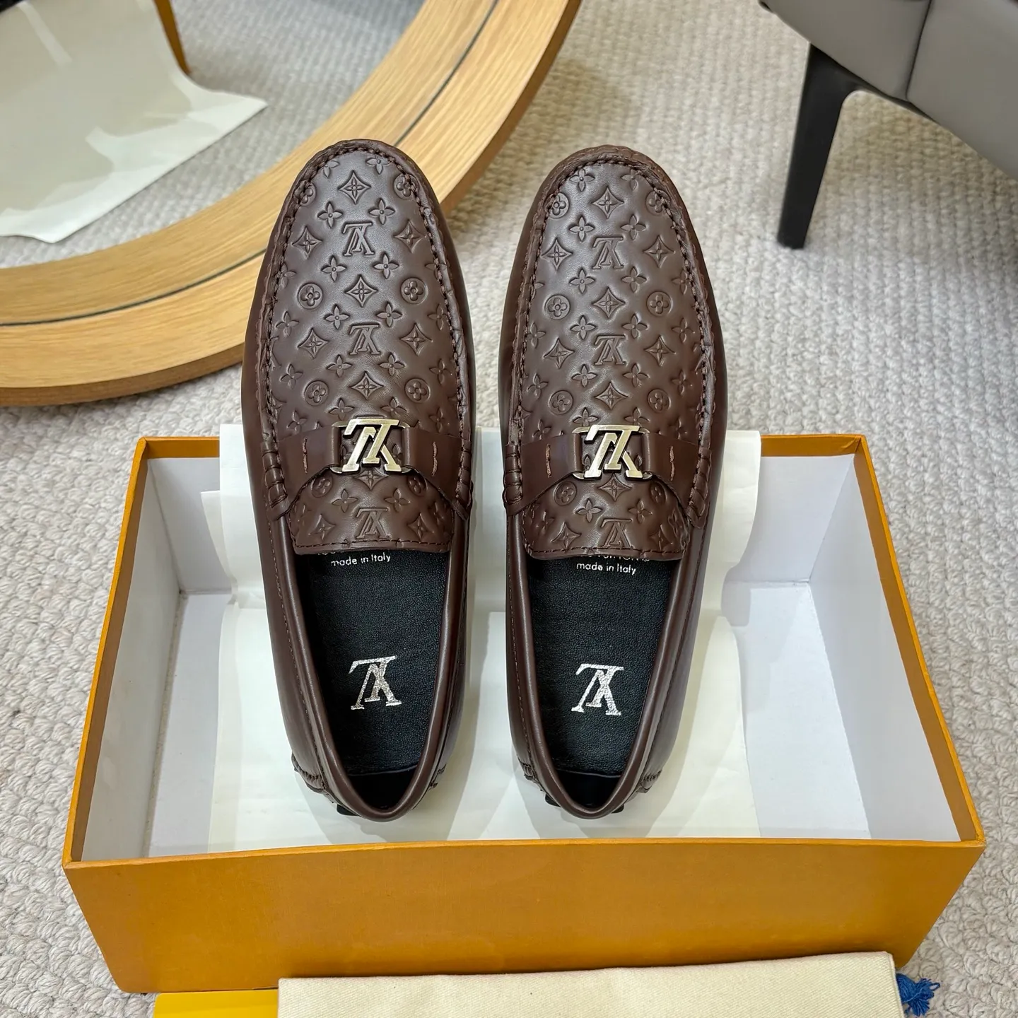 Men's men's shoes 💰420 (Yangli) LV 2⃣️0⃣️2⃣️5️⃣Spring and summer counter GLORIA series models ✈️Original factory special leather production, original last type. A classic driving slip-on casual shoe that shows an elegant style with exquisite craftsmanship details such as Monogram embossing all over the upper🌀Italian imported calfskin fabric Sheepskin foot pads➕Inside～Private mold replica sole Unique style Comfortable driving slip-on Size: 4-12 (38-46) Comes with [Counter packaging: original box, wrapping paper, card, instruction manual, shoehorn, cloth bag] No pressure to enter and leave the counter!